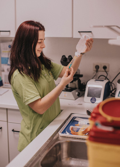 Bild 12 - Mitarbeiterin zieht Spritze auf.jpg